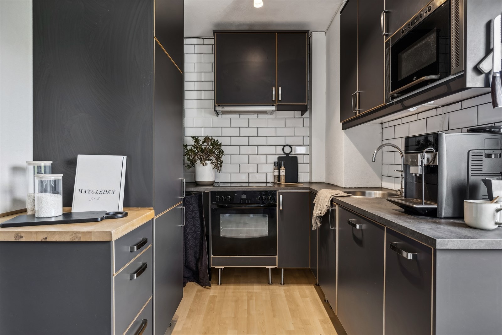 Funksjonell kjøkkeninnredning fra IKEA med slette fronter og benkeplate i tre Galleribilde