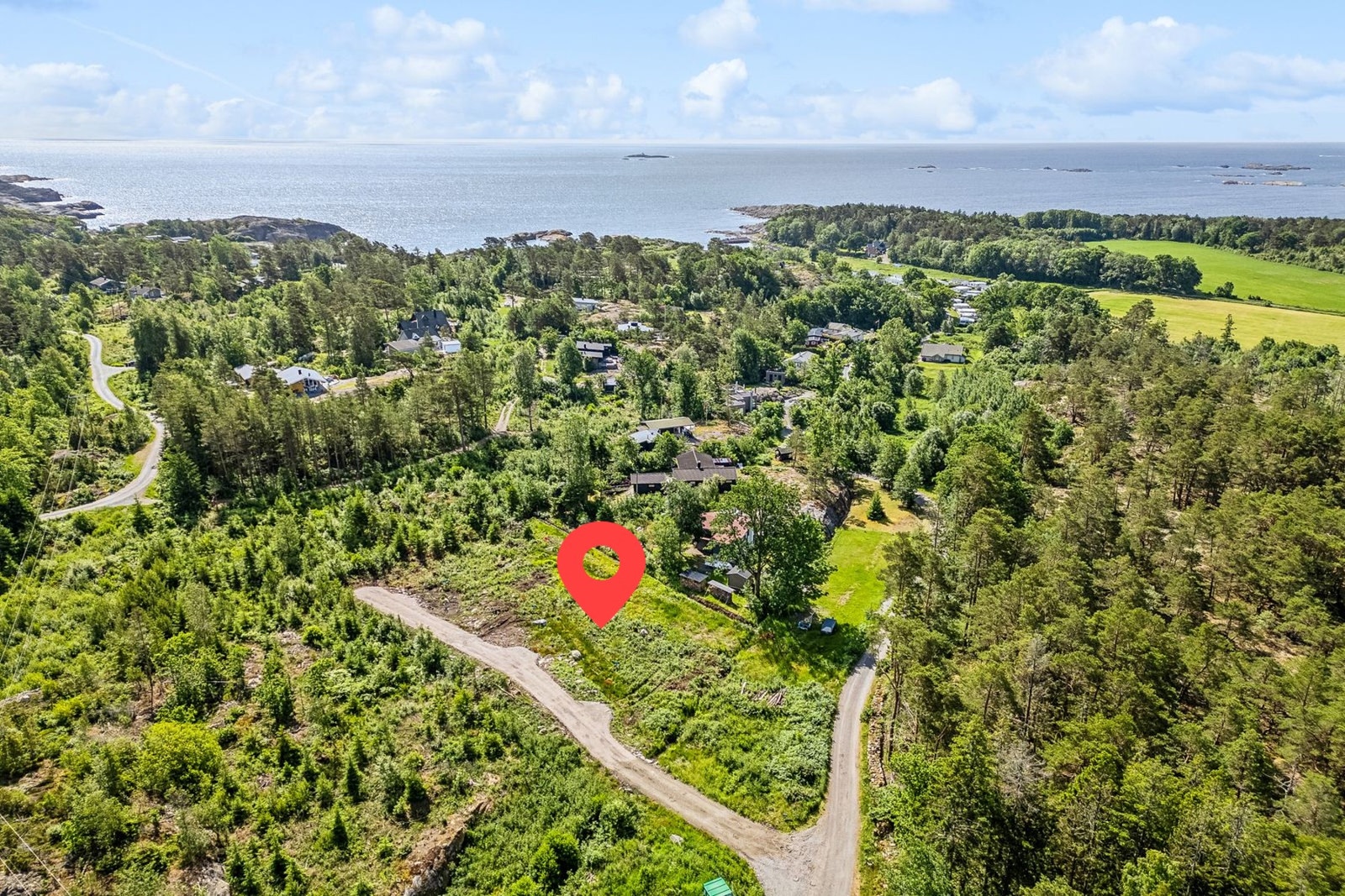 Dronefoto over tomtene som ligger 500 meter fra sjøen. Galleribilde