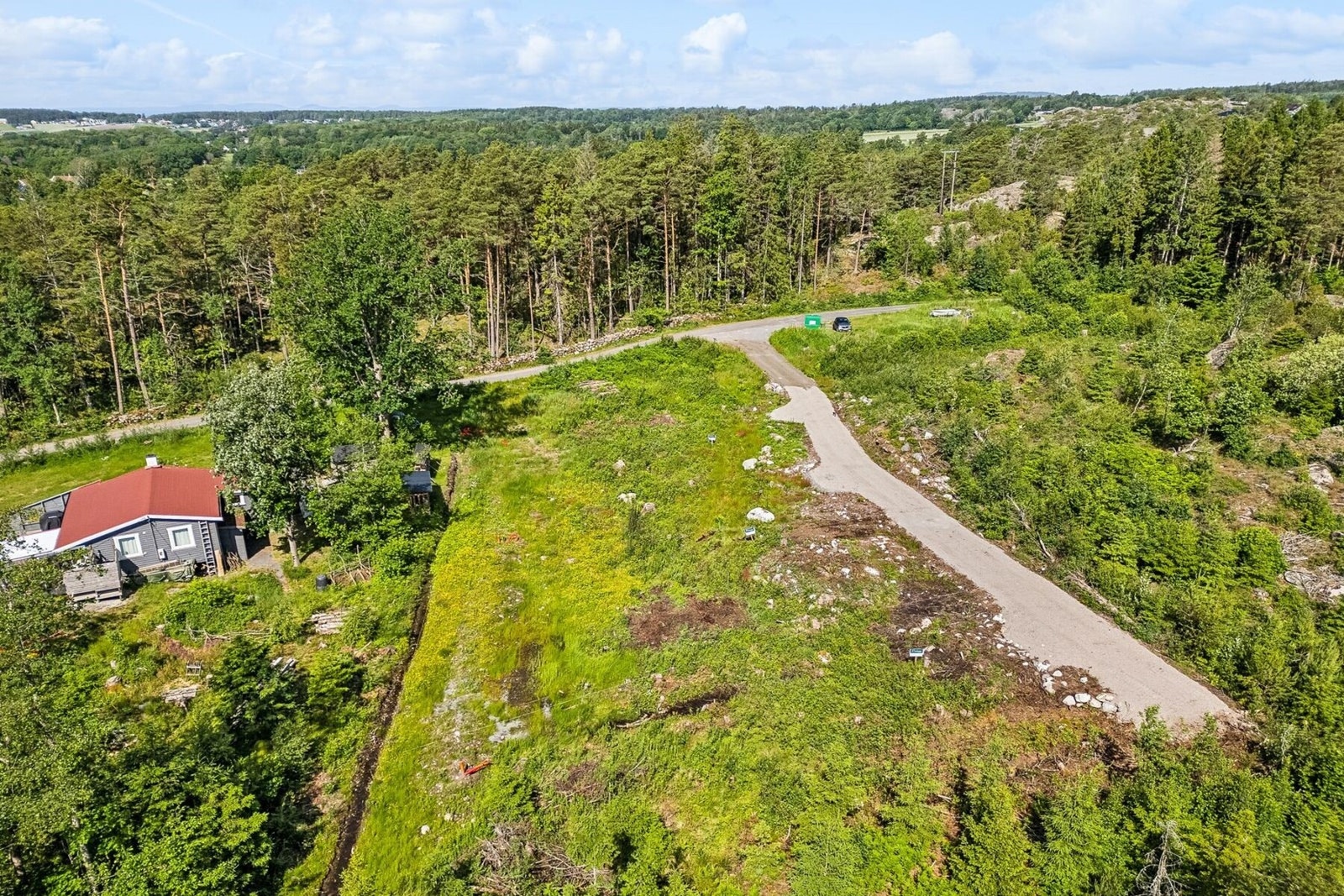 Dronefoto over tomtene. Galleribilde