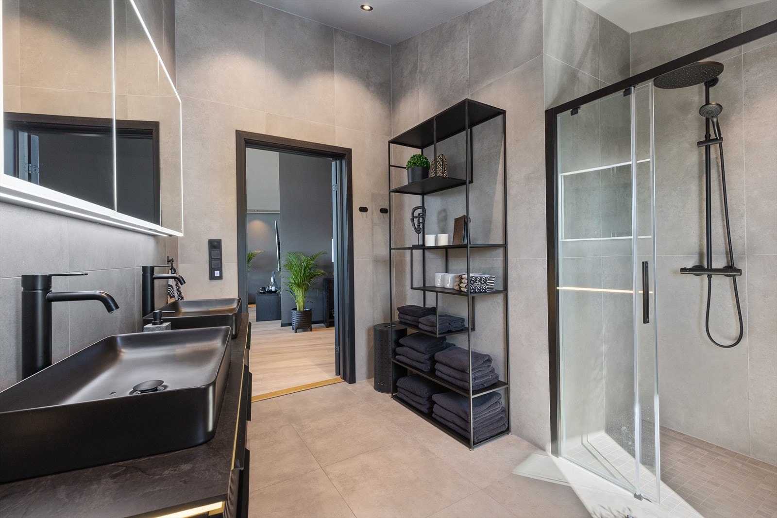 Bad/wc med tilkomst fra stue Galleribilde