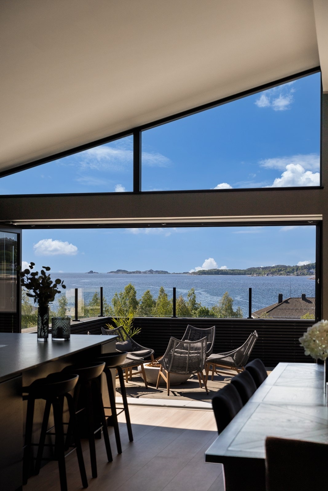 Flott utsikt fra stue/kjøkken. Galleribilde