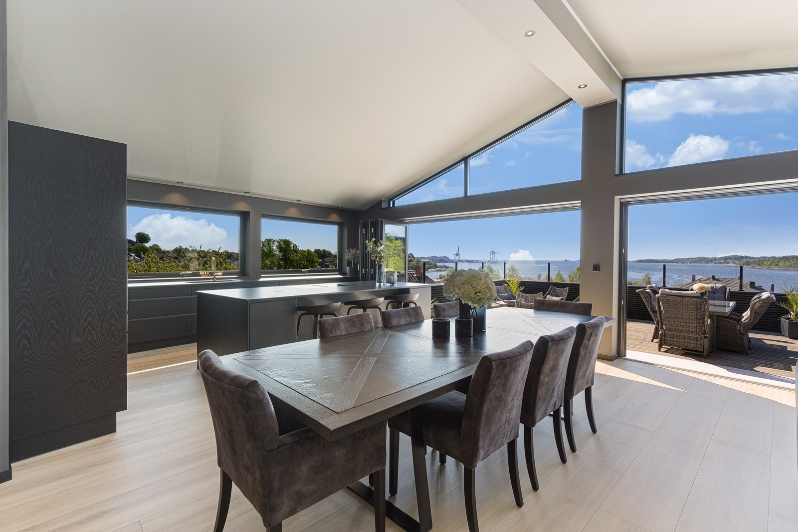 God takhøyde i stue/kjøkken som gir en god romfølelse Galleribilde