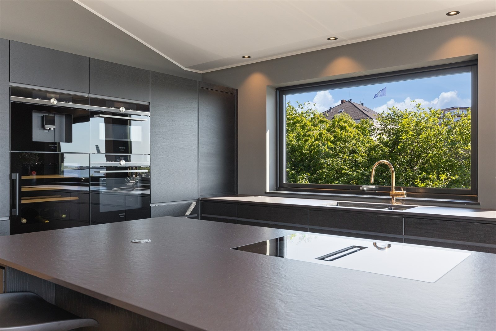 Kjøkken fra 2021. Dekton benkeplate, Steketopp med integrert avtrekksvifte. Galleribilde