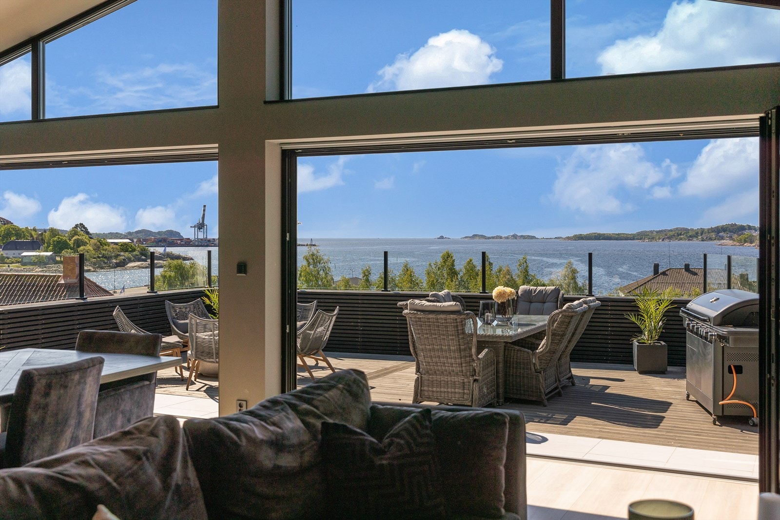 Åpen løsning fra kjøkken/stue og ut til terrassen. Galleribilde