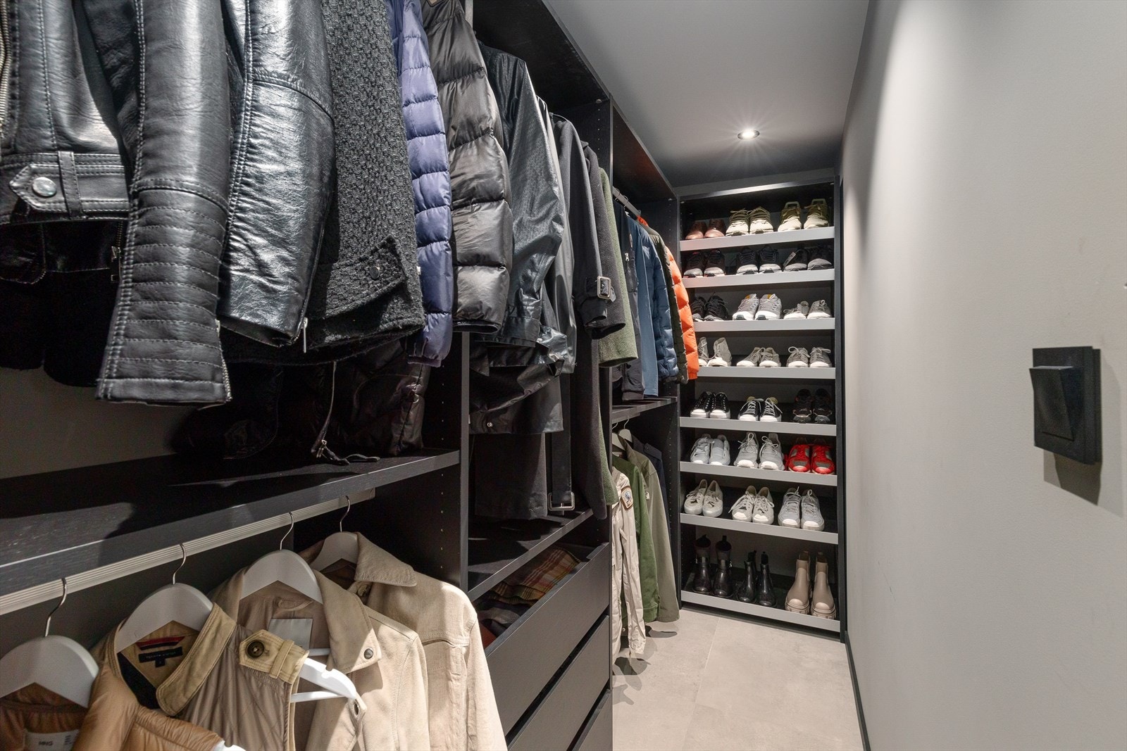 Meget praktisk garderoberom ved entré. Galleribilde