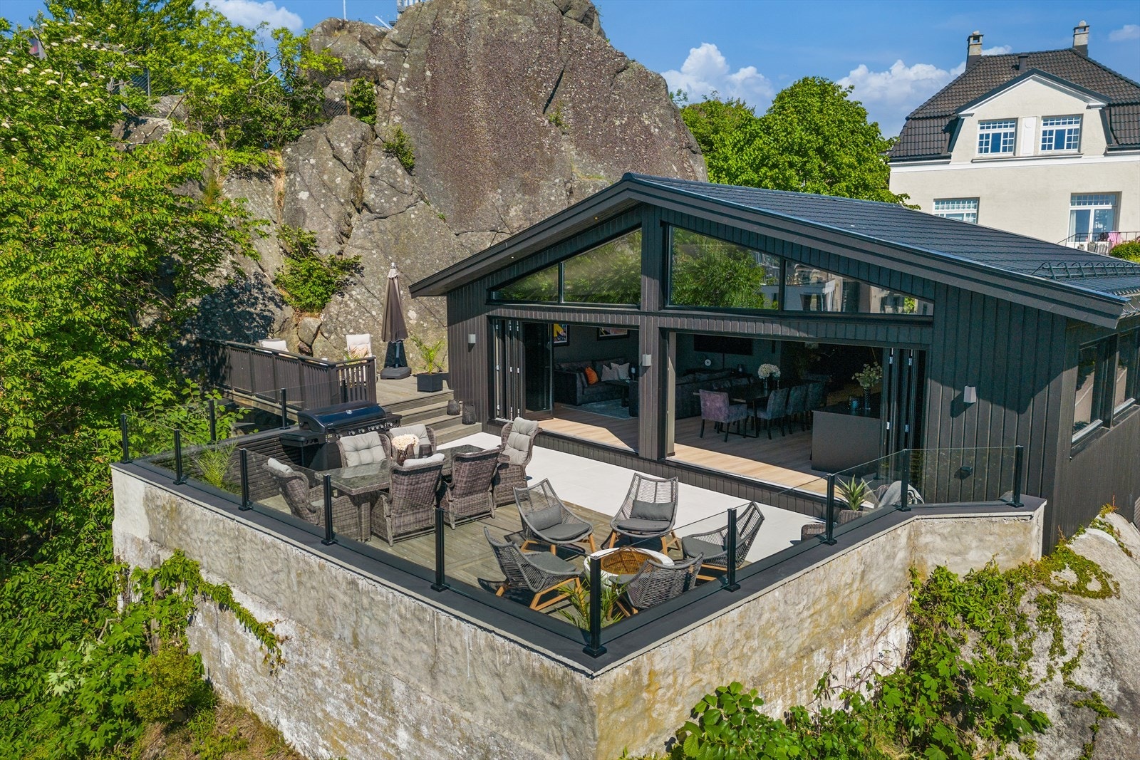 Stilren enebolig. Galleribilde