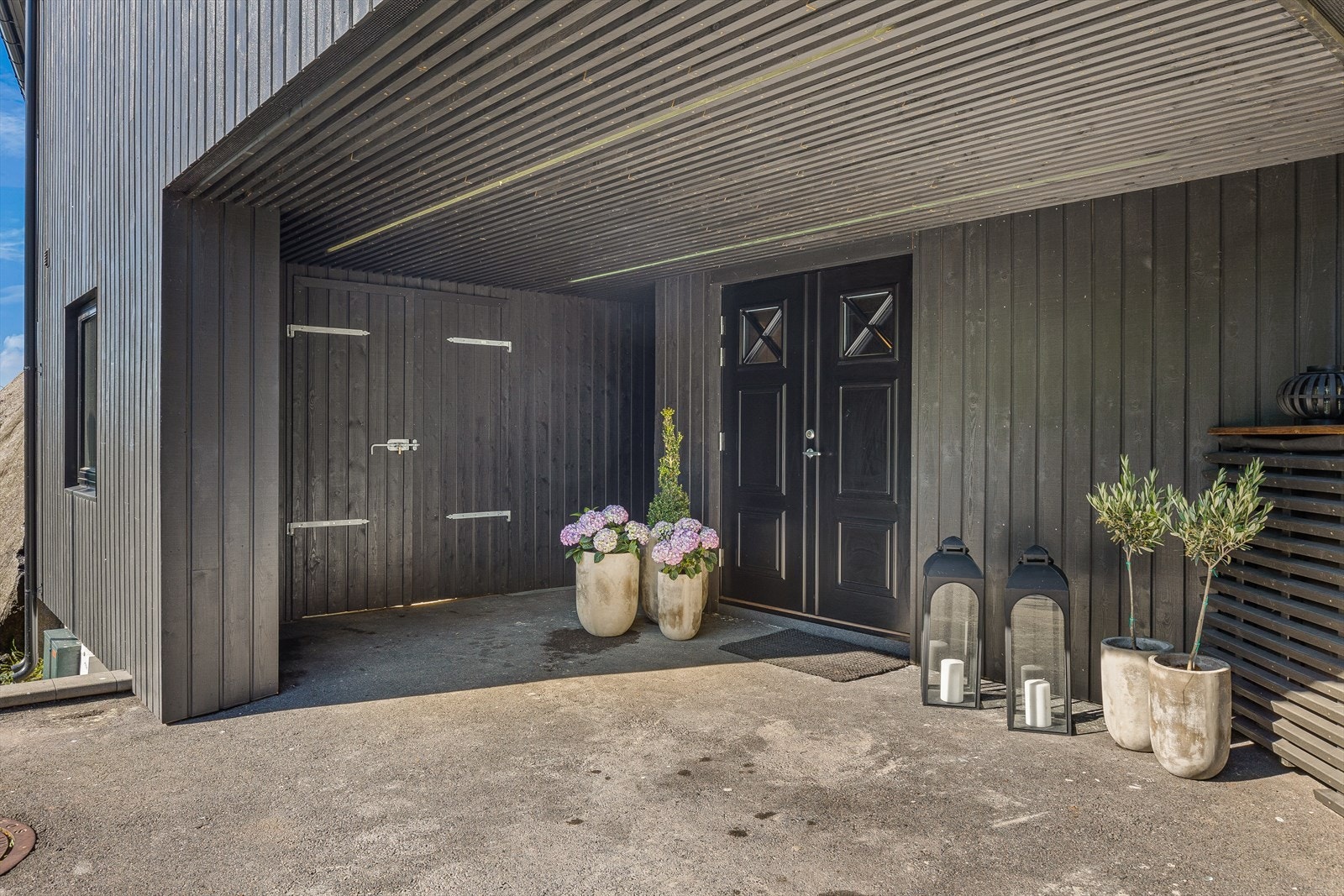 Inngangsparti. Bod til venstre for inngangsdør. Galleribilde