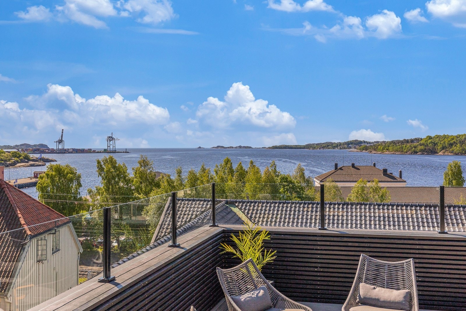 Her kan en nyte morgenkaffen med sjøutsikt. Galleribilde