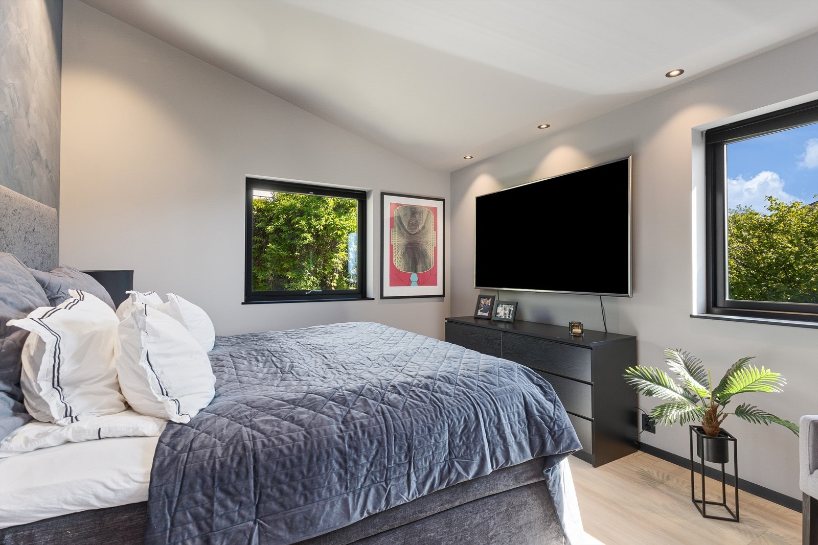 Skråtak gir rommet god romfølelse. Galleribilde