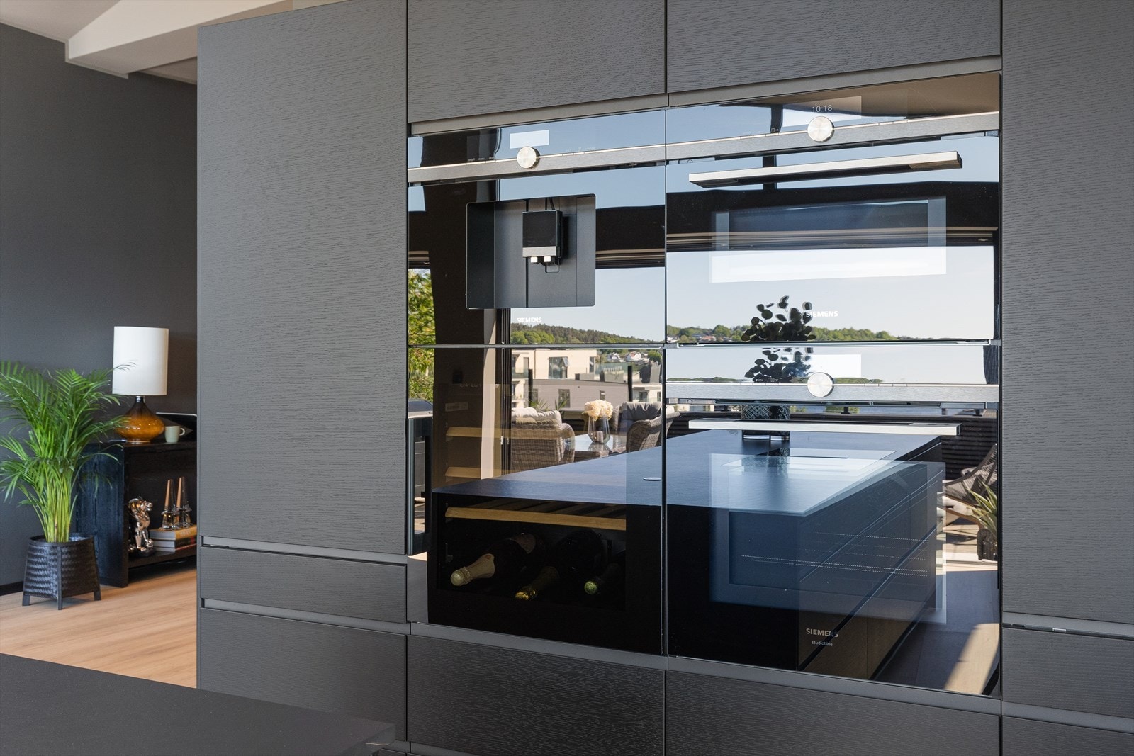 Vinskap, stekeovn og kaffemaskin fra Siemens integrert. Galleribilde