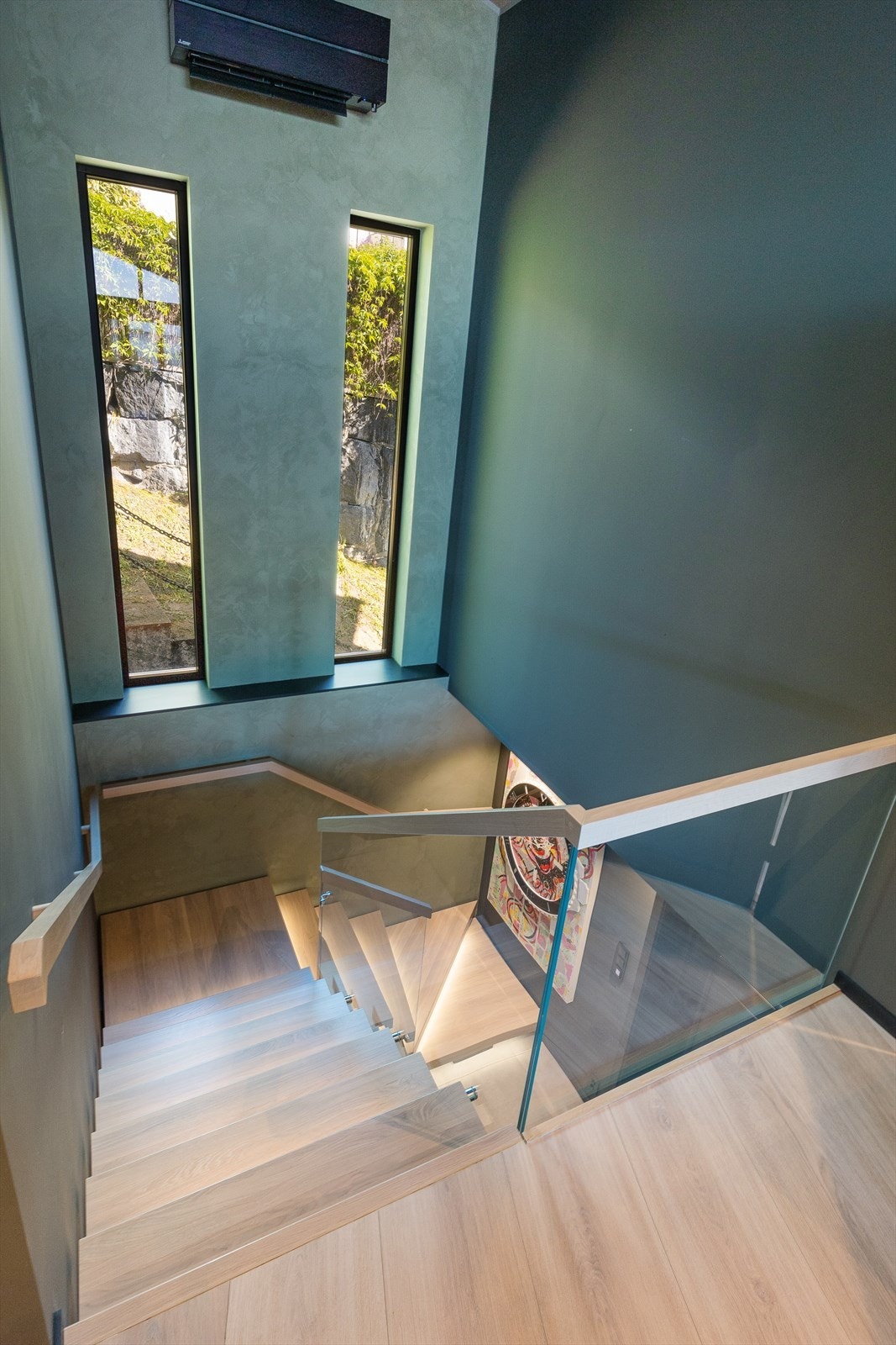 Lekker trapp med led-lys under trinnene
og glassrekkverk. Galleribilde