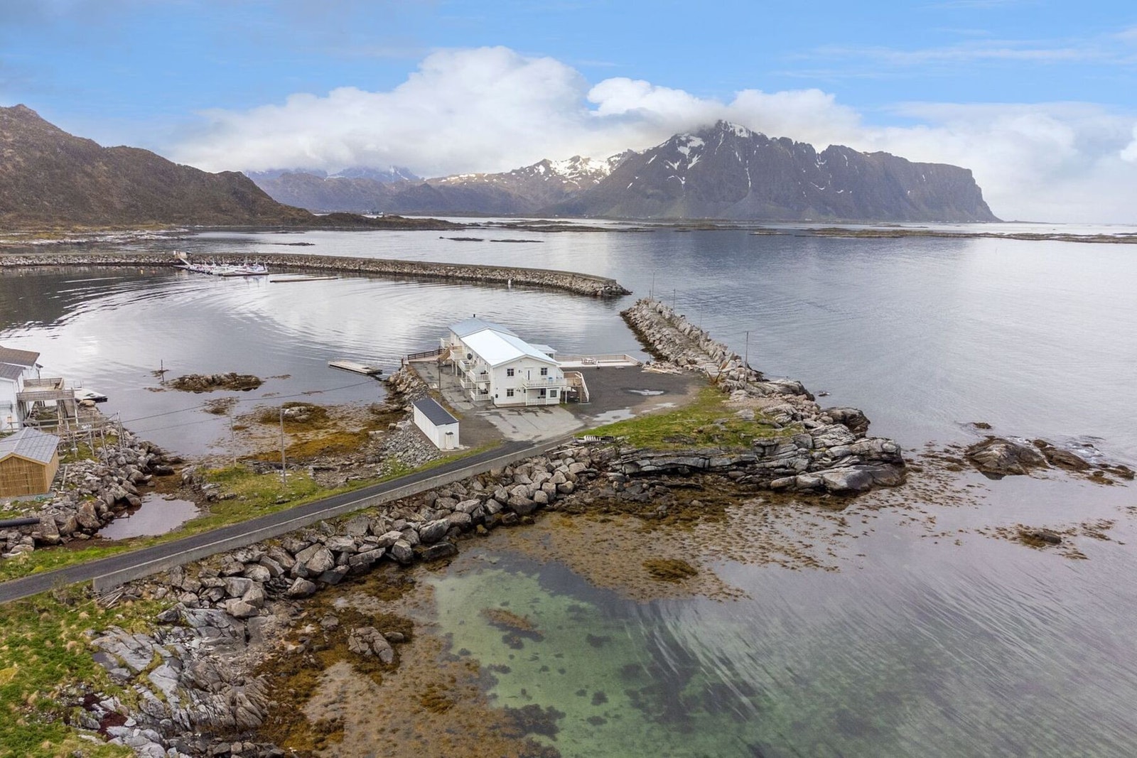 Fritidsleiligheten ligger idyllisk til med umiddelbar nærhet til både natur og sjø. Galleribilde