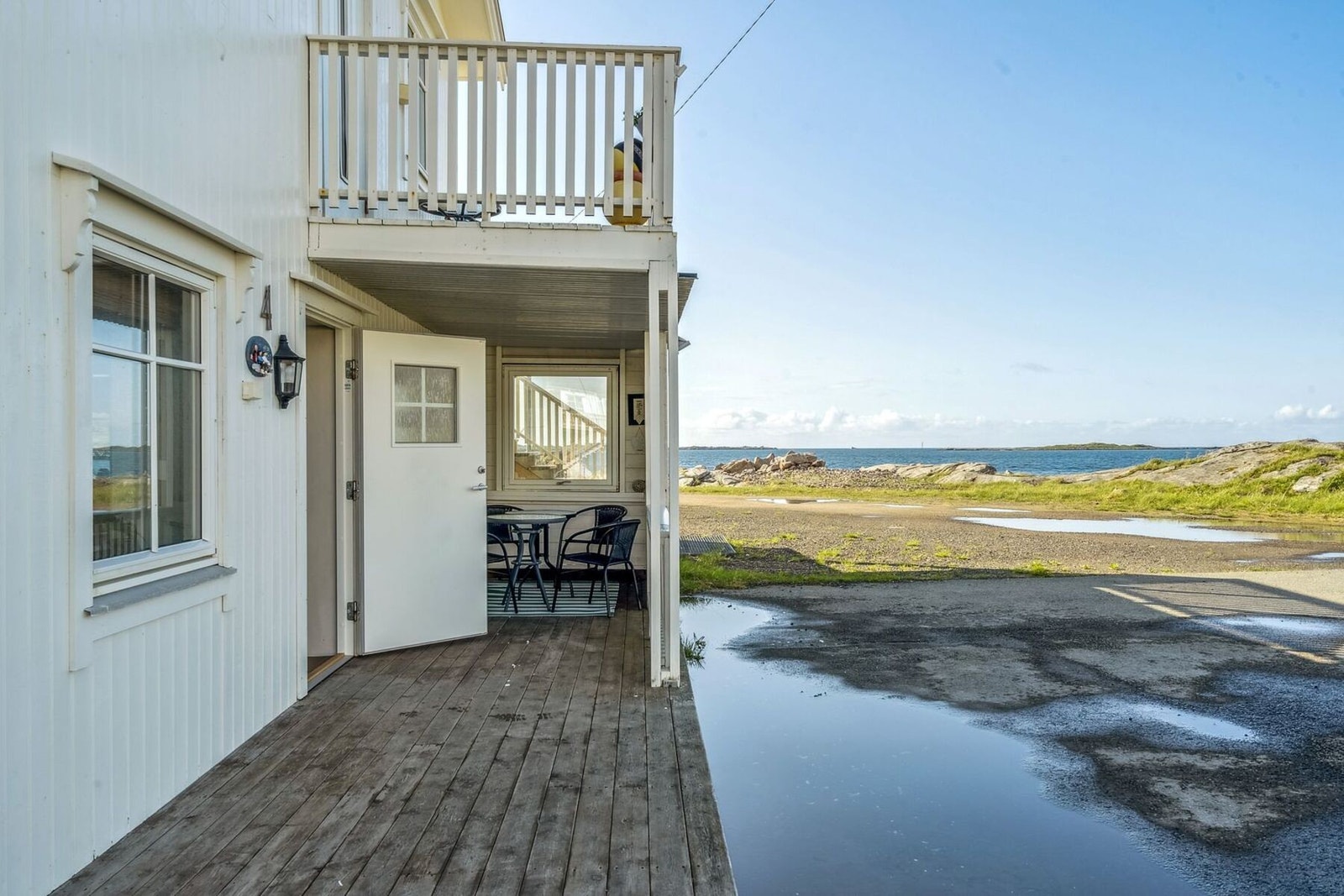 Ved inngangen er det en platting med en liten innhuk med tak. Galleribilde