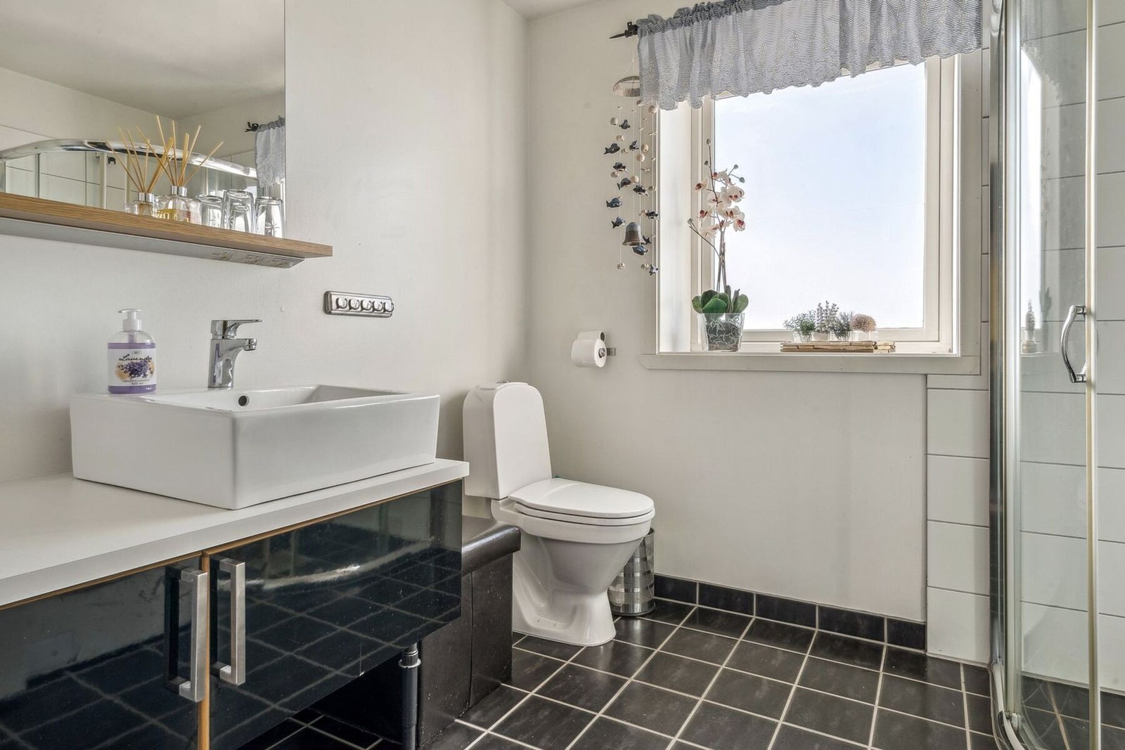 Flott og lyst bad med dusjhjørne. Galleribilde