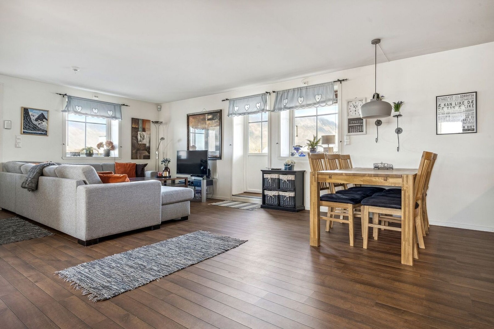 En romslig og lys stue/kjøkken i åpen løsning med utgang til veranda. Galleribilde