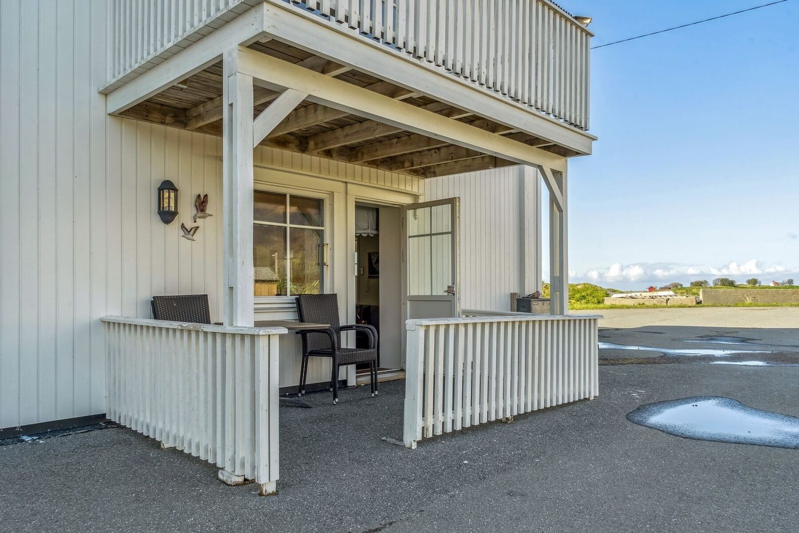 Fra stue er det en dør ut til en inngjerdet sitteplass. Galleribilde