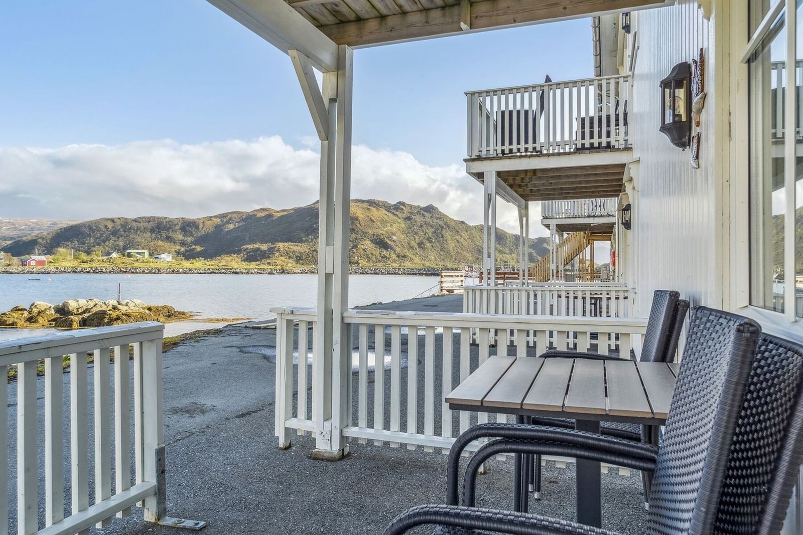 Her kan du sitte å nyte en vakker utsikt til naturen og lyden av sjøen. Galleribilde