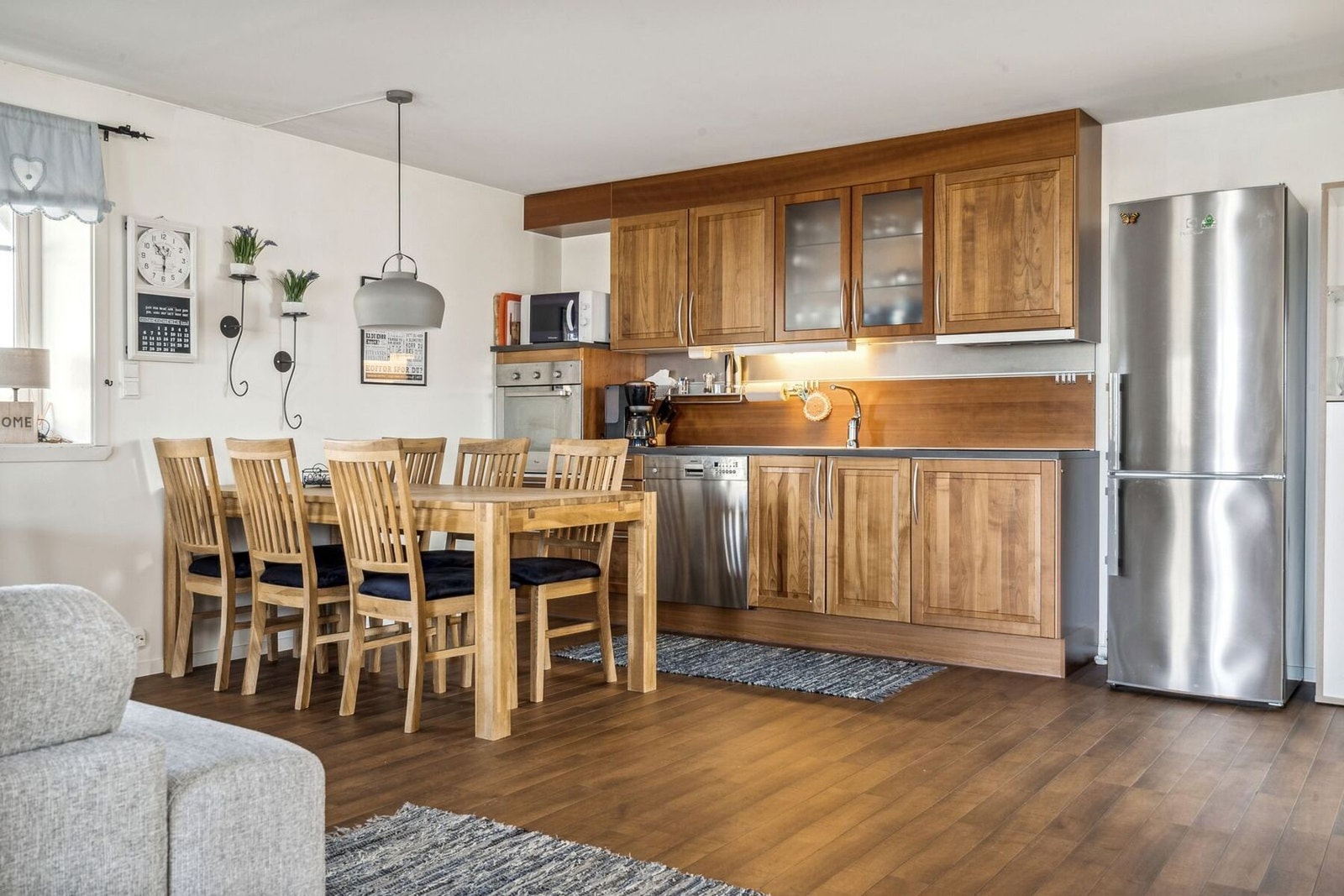 Ved kjøkkenet er det god plass til spisegruppen. Galleribilde