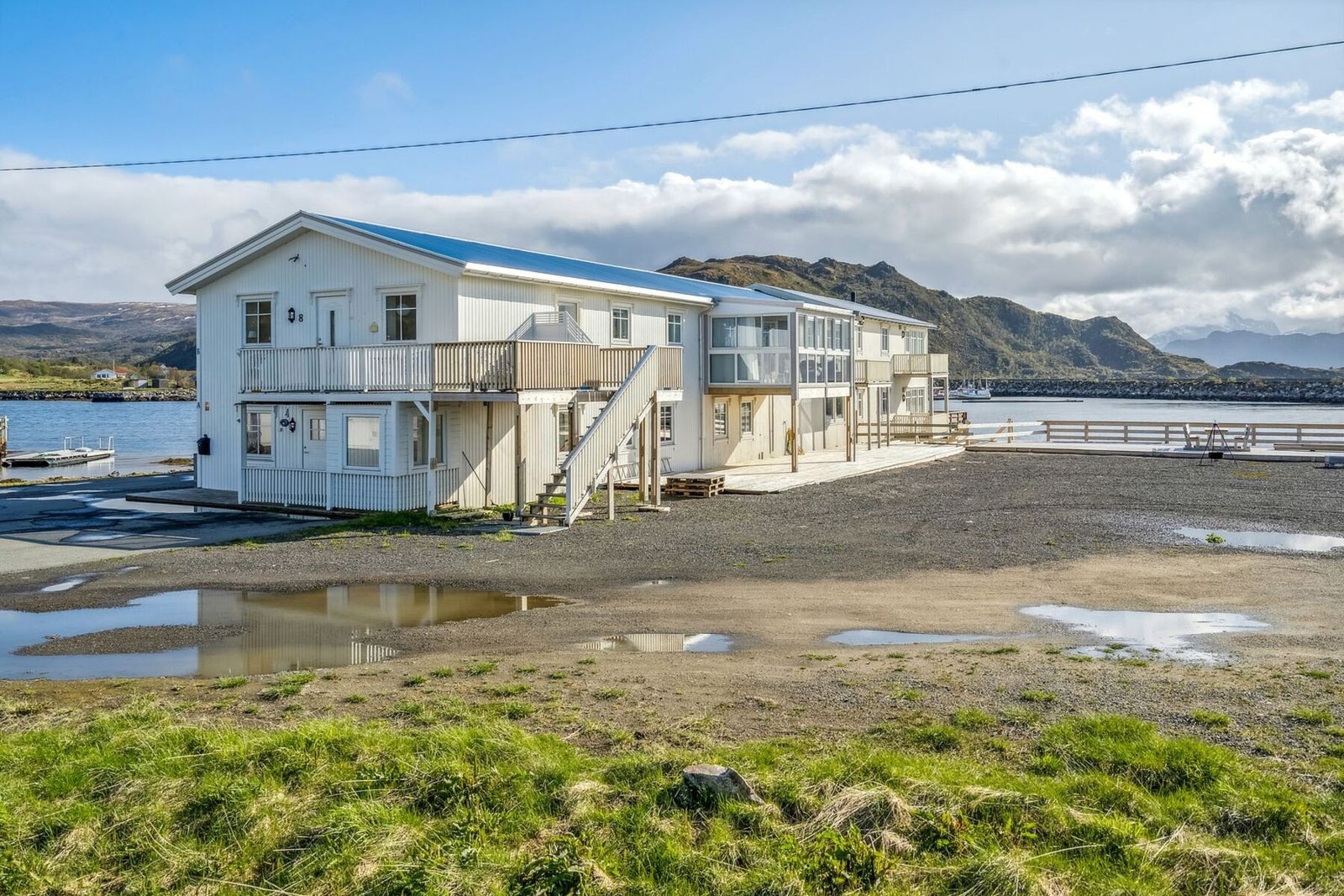 Stort og åpent uteområde med stor plass. Galleribilde