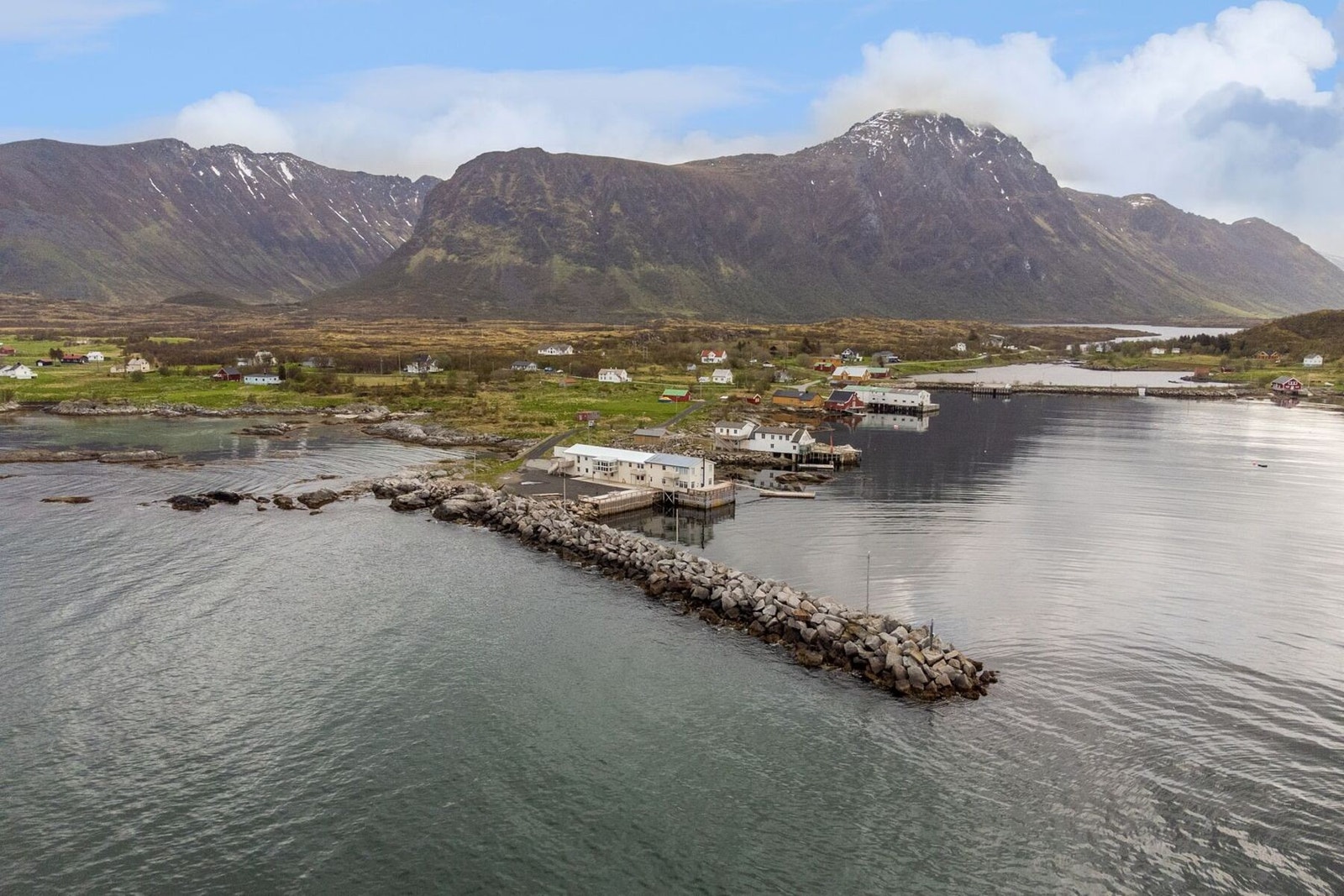 Flotte omgivelser med fjellet Haveren i umiddelbar nærhet. Galleribilde