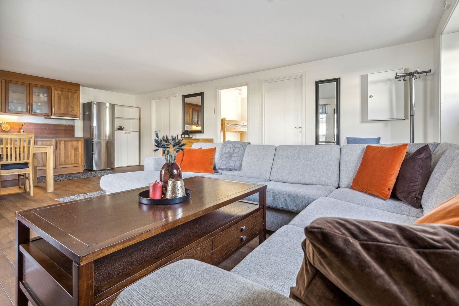 Fra stuen er det inngang til to soverom og ett bad/vaskerom. Galleribilde