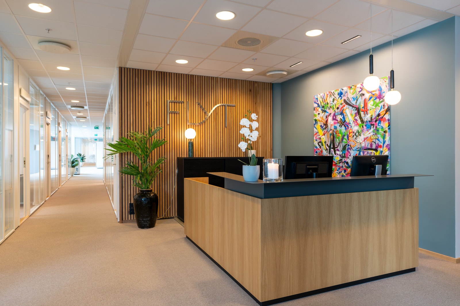 Kontorhotellets resepsjon i 7 etasje hjelper kontorhotellets kunder, og tar varmt imot besøkende Galleribilde