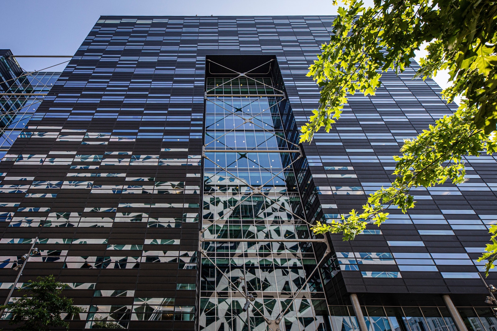 DEG16 ligger sentralt i Bjørvika og grenser til Stasjonsallmenningen Galleribilde