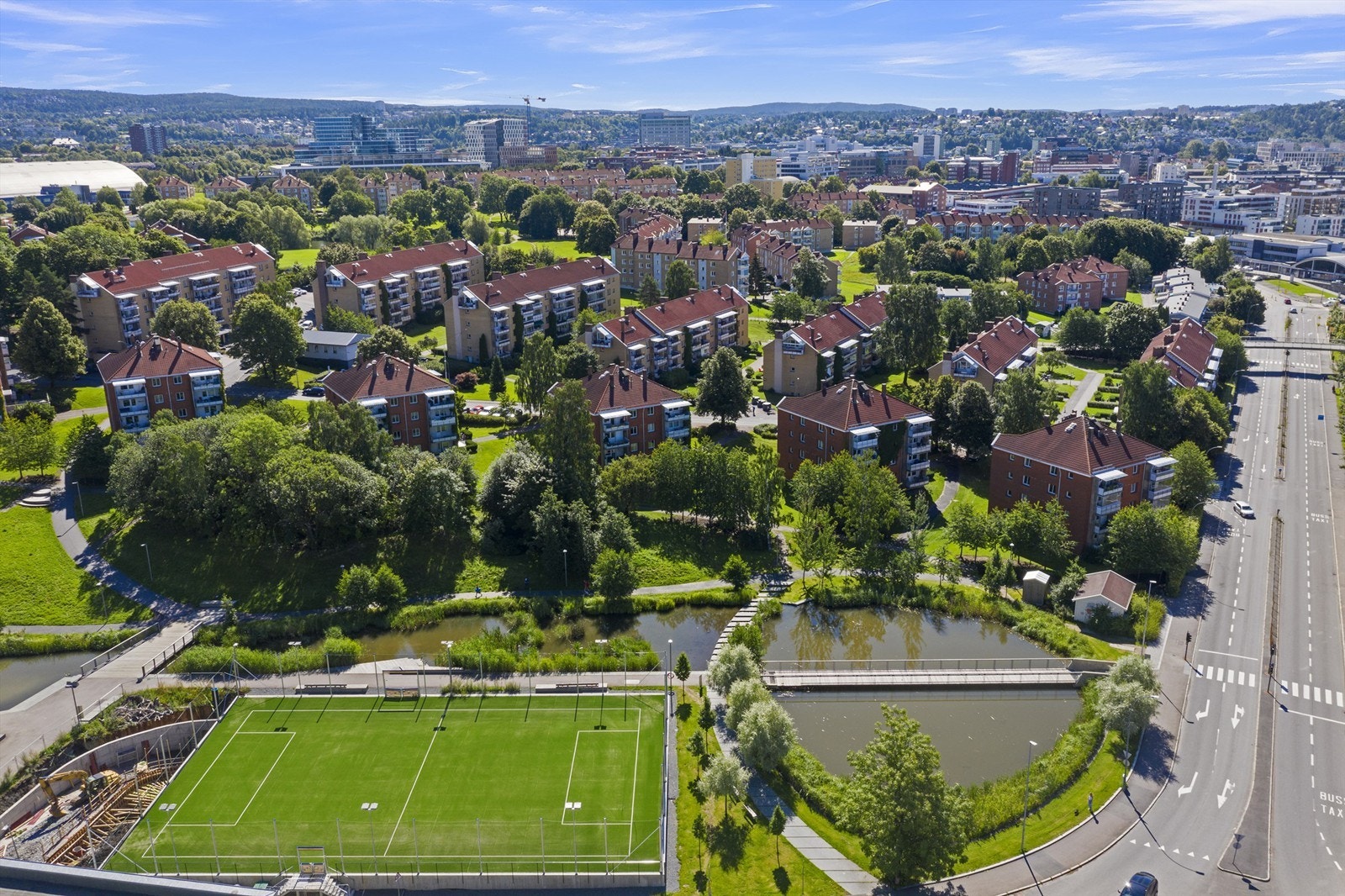 Fra Hasle Torg og Teglverksdammen går det en idyllisk tursti opp til Hovin og andedammen. Galleribilde