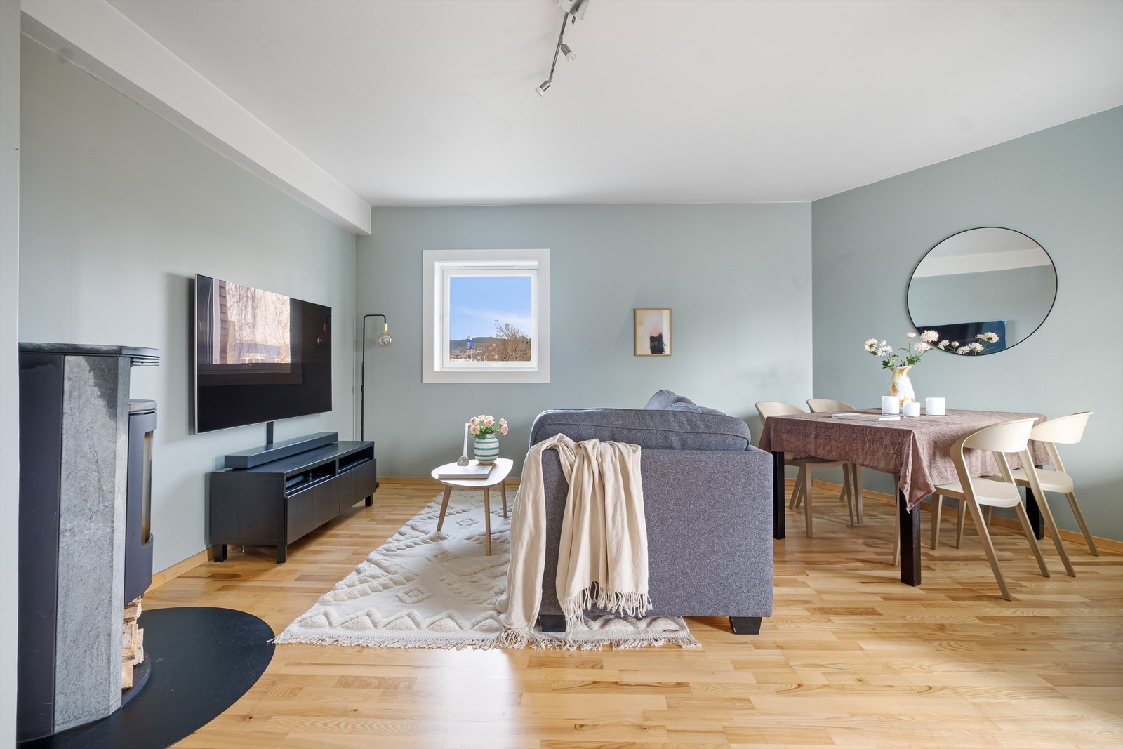 Det er både plass til sofa med tilhørende møblement i tillegg til et spisebord i stuen. Galleribilde