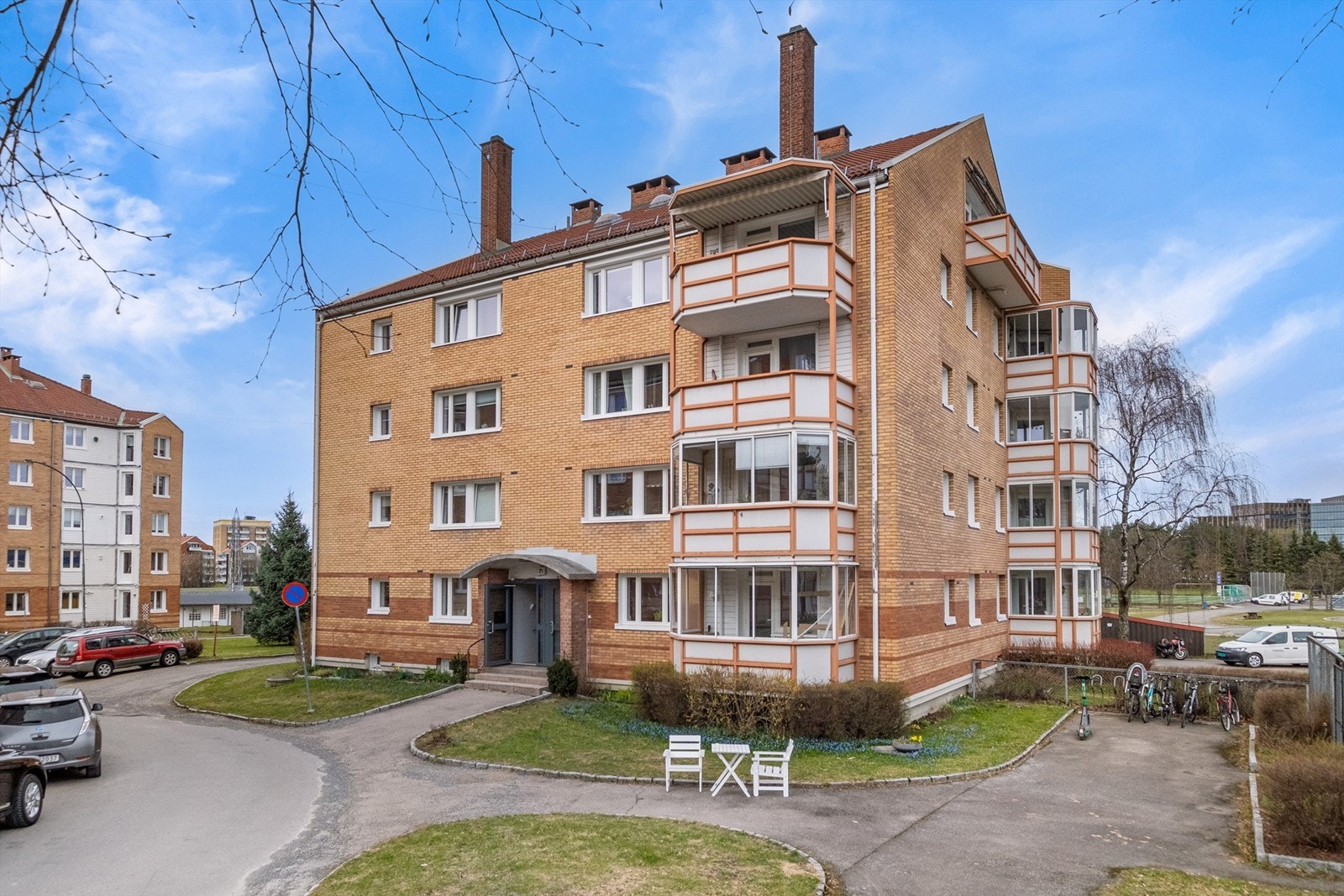 Fellesområdet er pent opparbeidet med plenarealer som byr på plass til både aktiviteter og til avslapning. Galleribilde