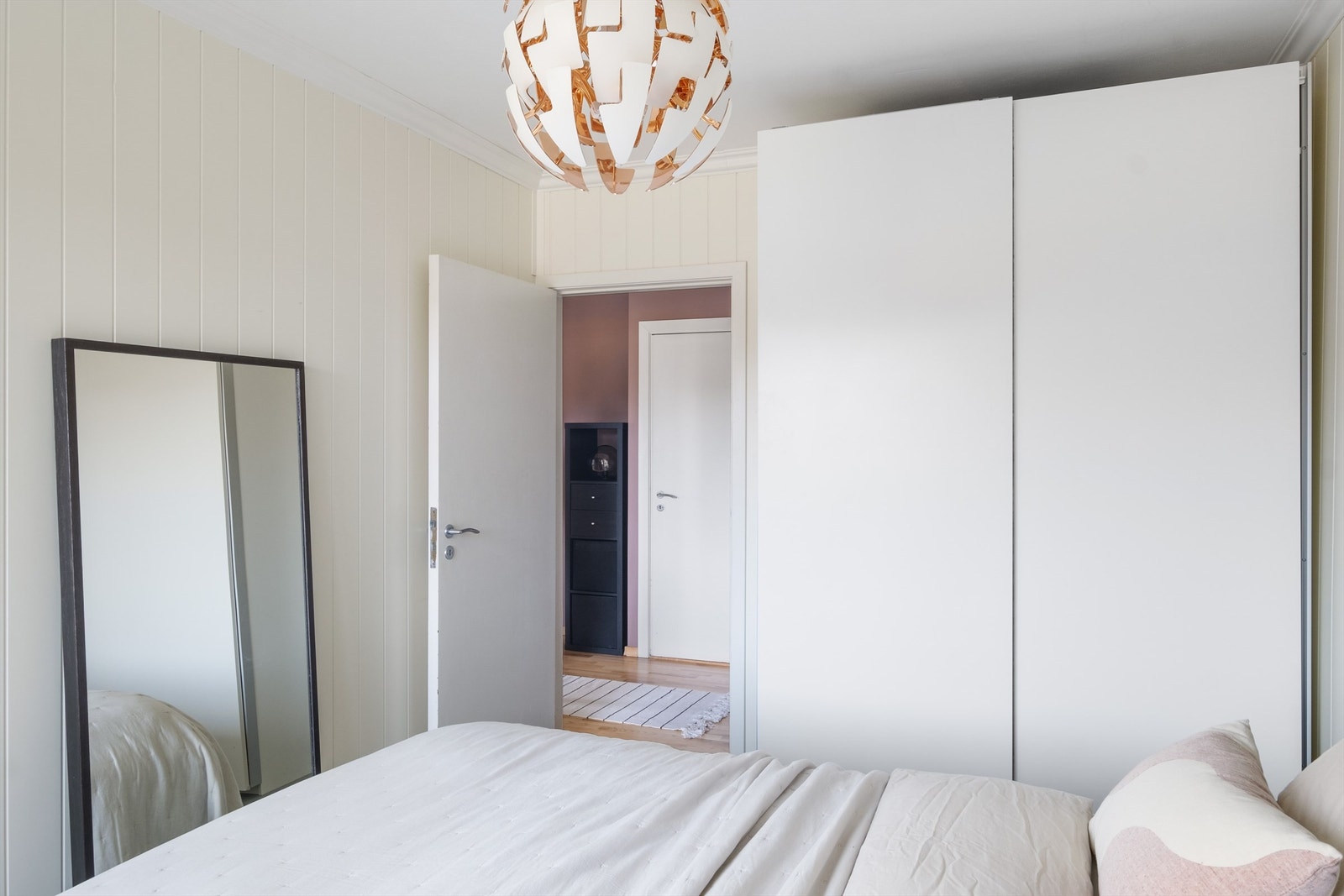 På hovedsoverommet er det god plass til dobbeltseng med tilhørende møblement og garderobeskap. Galleribilde