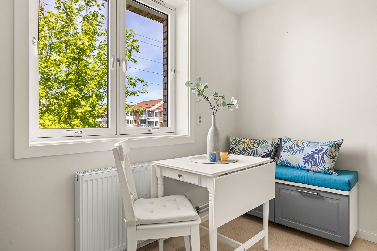 Det er også plass til et hyggelig spisebord ved vinduet. Galleribilde