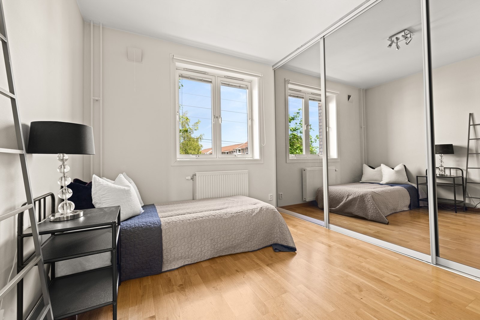 Det er rikelig med oppbevaringsplass i stor skyvedørsgarderobe på soverommet. Galleribilde
