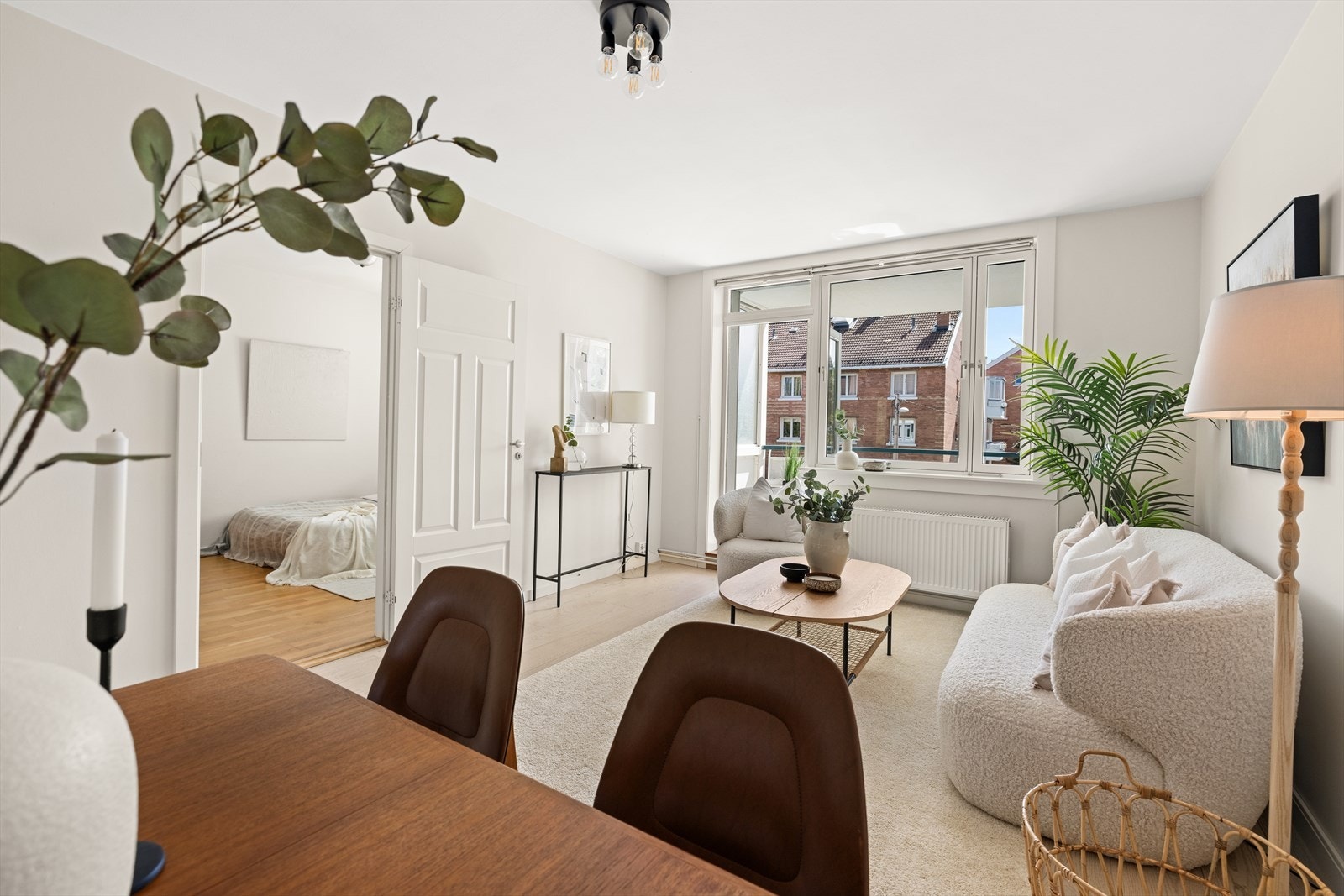 Planløsningen åpner opp for flere møbleringsmuligheter med god plass til sofagruppe, TV-møbler og spisebord med tilhørende stoler. Galleribilde