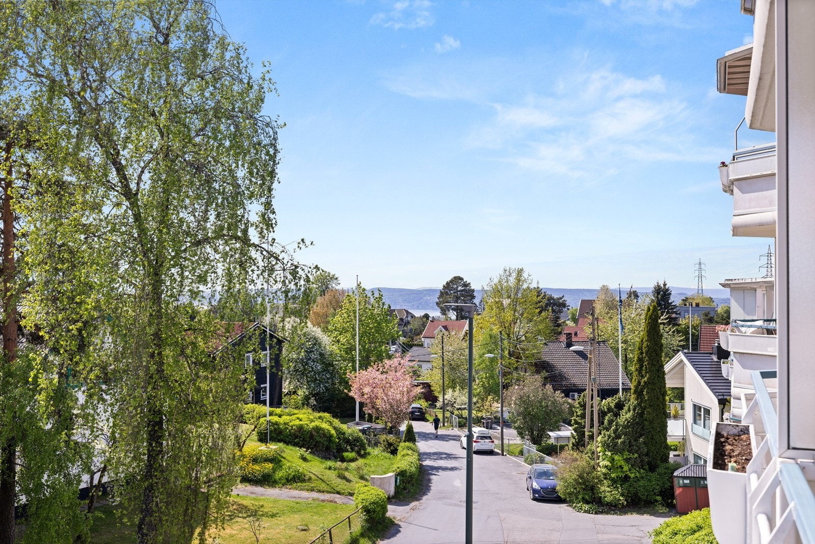 Velkommen til Radarveien 73! Dette er en lys og delikat 3-roms leilighet beliggende i byggets 3. etasje med balkong i det populære området Lambertseter. Galleribilde
