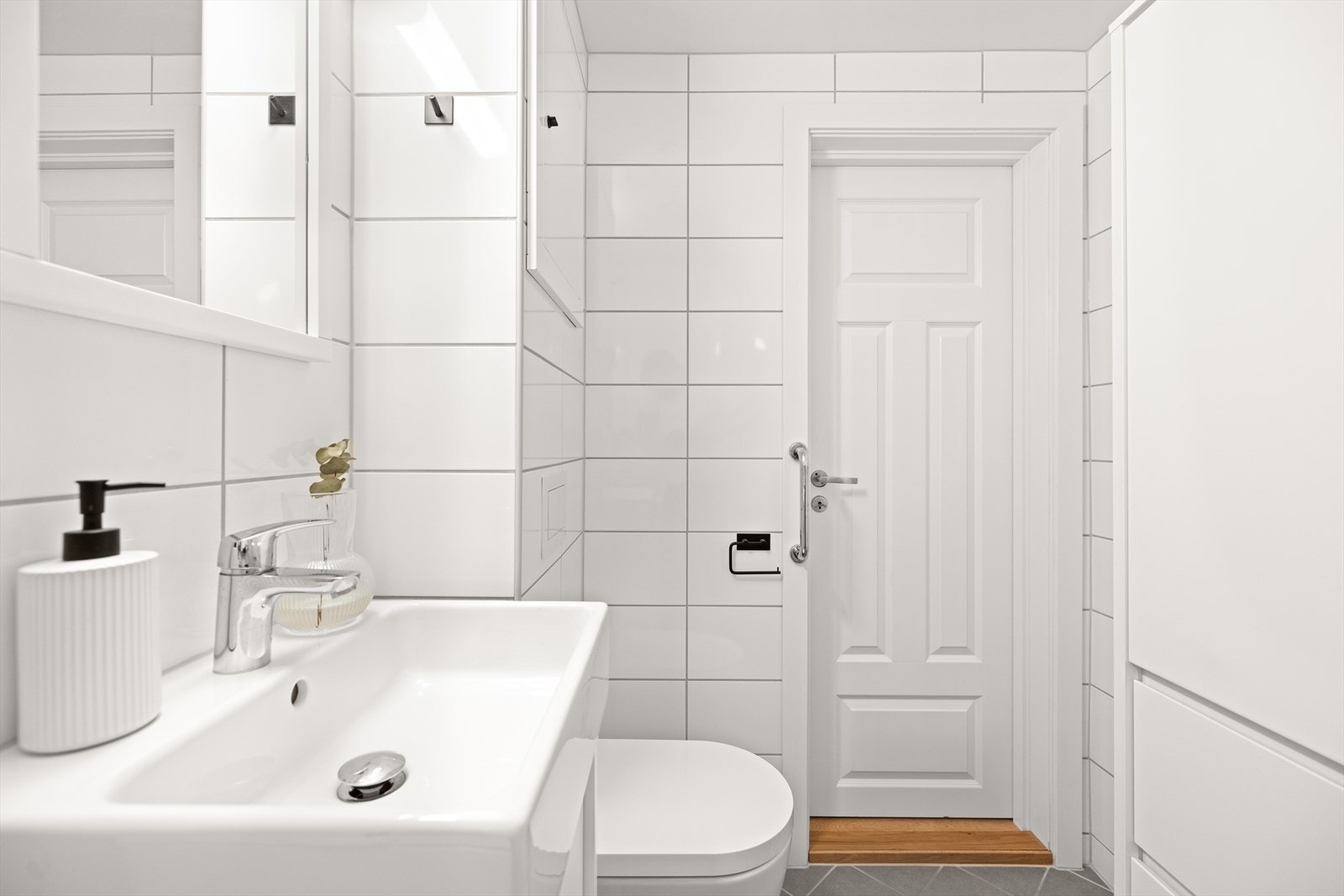 Det er opplegg for vaskemaskin og tørketrommel på badet. Det er separate kurser til vaskemaskin og tørketrommel. Galleribilde