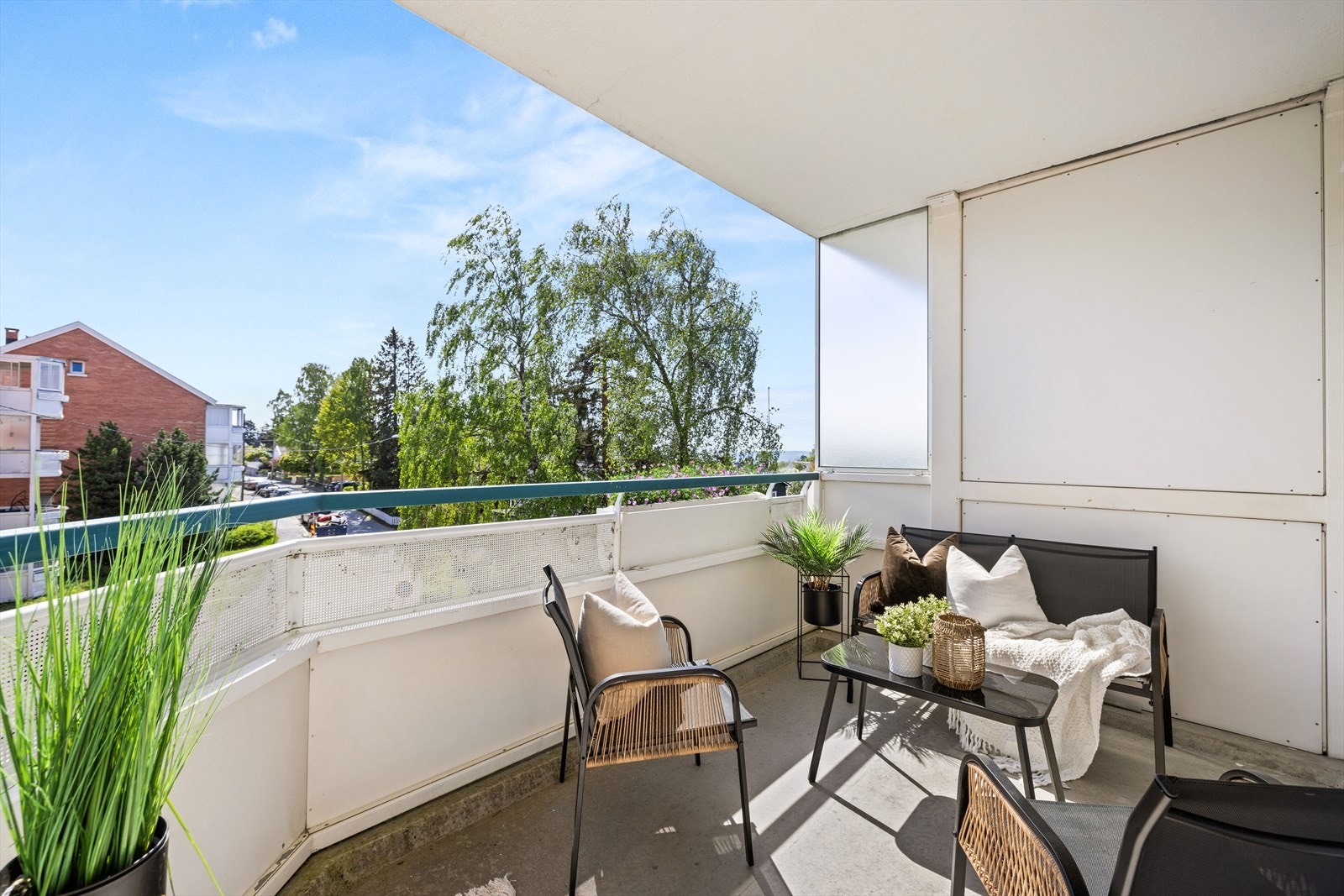 Sørøstvendt balkong på ca. 8 m² med sjøutsikt og gode solforhold. Galleribilde