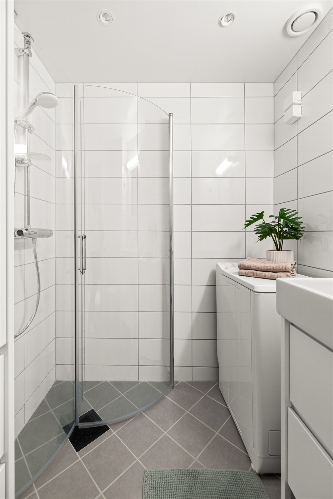 Badet er innredet med vegghengt klosett, servant nedfelt i innredning, høyskap og svingbare glassdører. Galleribilde