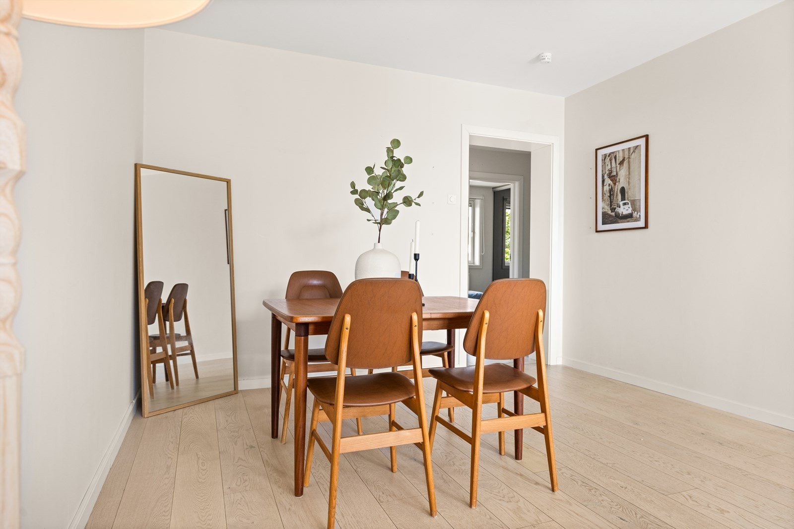 Gulvet er belagt med flott 1-stavs, og overflatene er malt i delikate og moderne fargetoner. Galleribilde