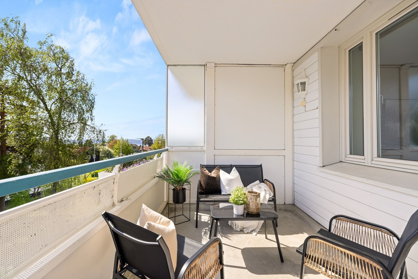 På vår- og sommerhalvåret blir balkongen som en forlengelse av stuen og innbyr til mer samvær og fine stunder med familie og venner. Galleribilde