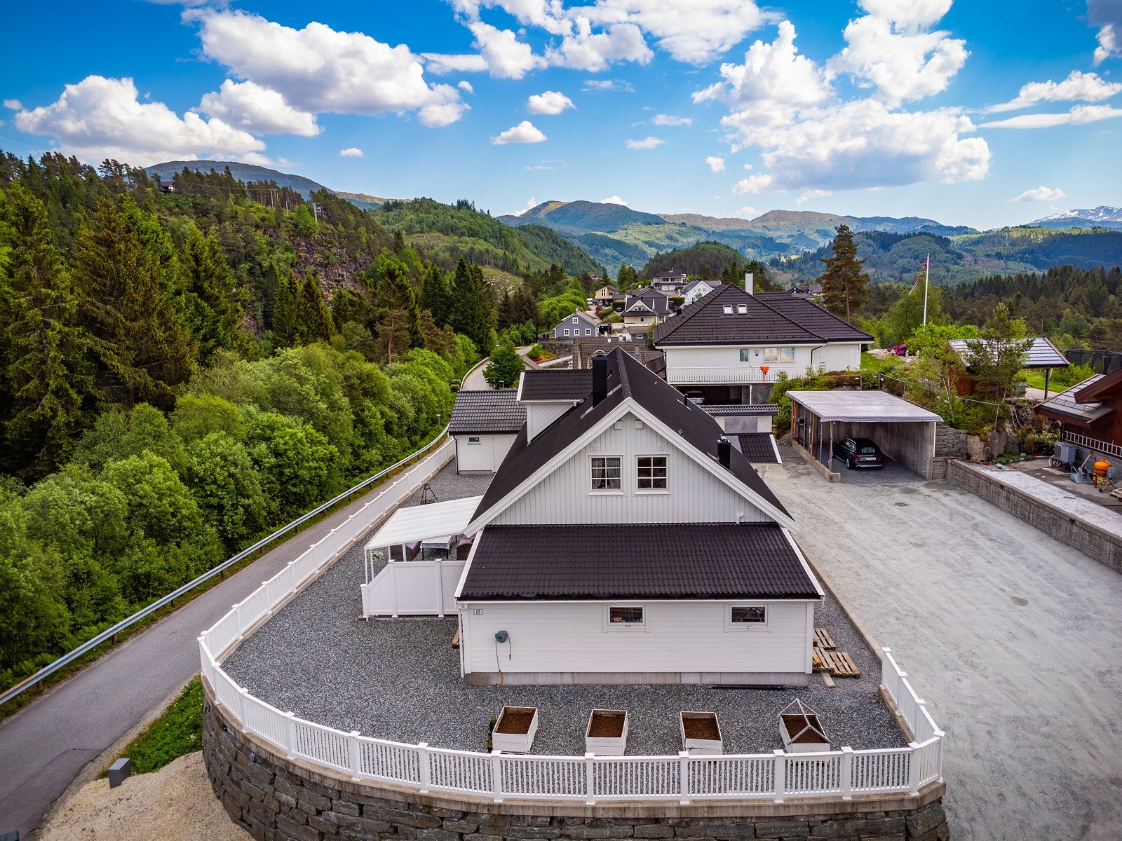 Området byr på flotte turmuligheter og flere fritidsaktiviteter bla. fotball, friidrett og ski, like ved boligen finner man en flotte badeplass med brygge og stupebrett. Galleribilde