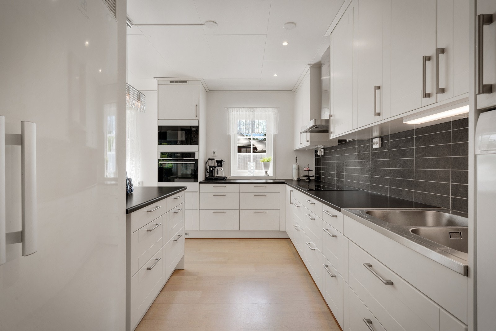 Kjøkkenet er romslig med godt med både skap- og benkeskap. Galleribilde