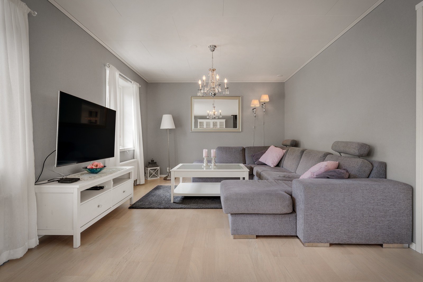 Boligens viktigste rom er en stue- og kjøkkenløsning som måler hele 66,7 kvm. Galleribilde