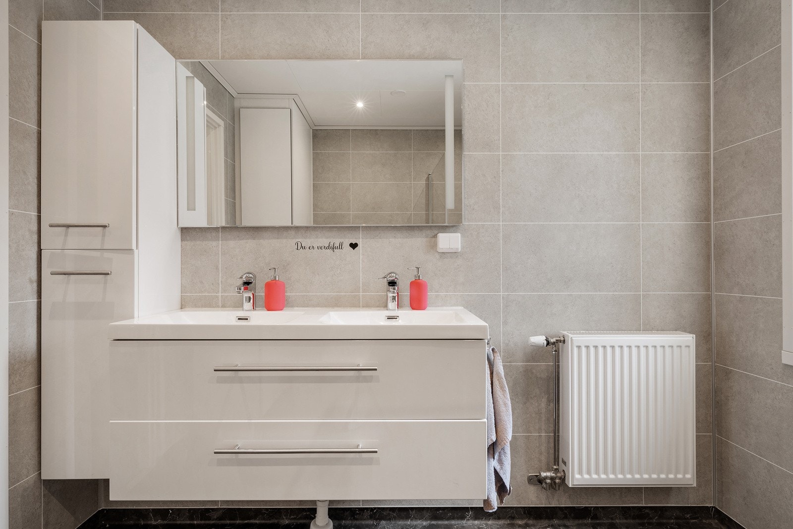 Badet ligger med tilkomst fra hallen. Galleribilde