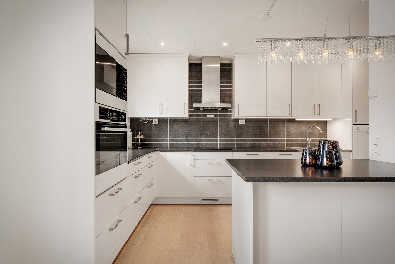 Eiendommen ligger sentralt og fint til like ved Lonevåg sentrum som er kommunesenteret på Osterøy. Galleribilde