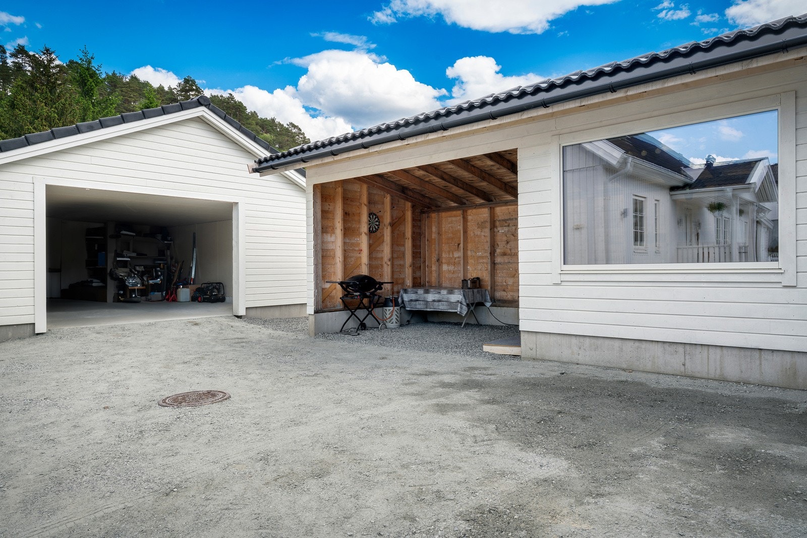 Det er garasje på 45 kvm samt biloppstillingsplass og carport Galleribilde