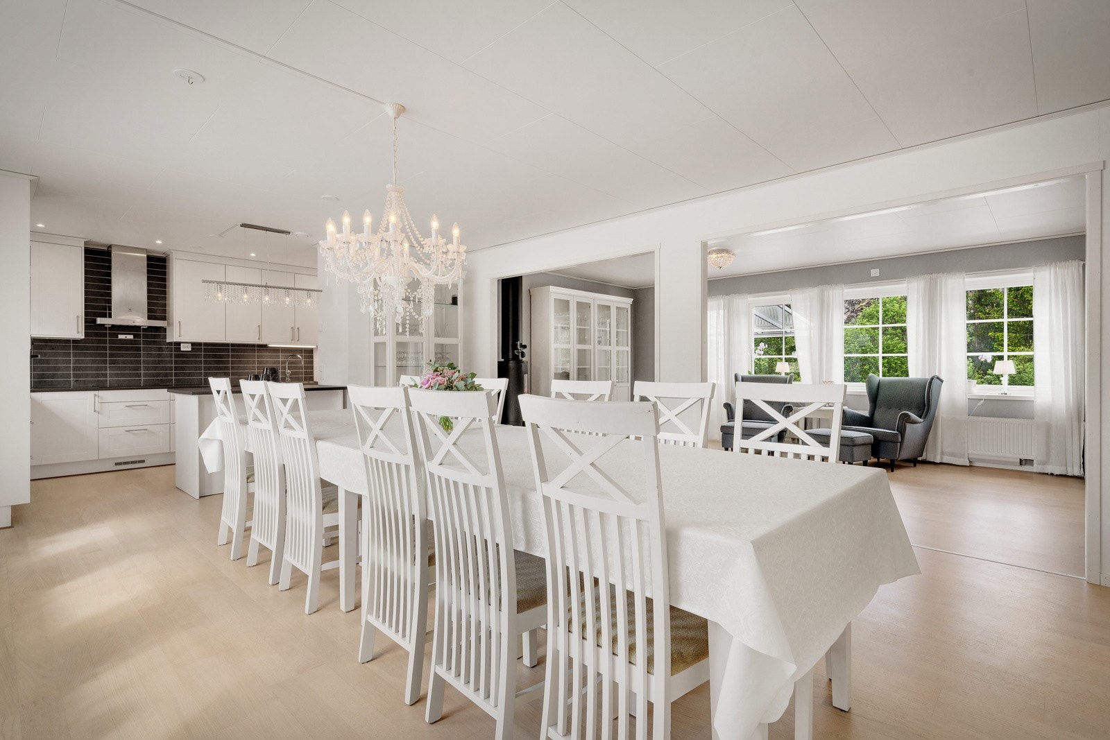 Spisestuen er en del av den åpne planløsningen i hovedetasjen og fungerer som et sentralt samlingspunkt for måltider og sosiale sammenkomster Galleribilde
