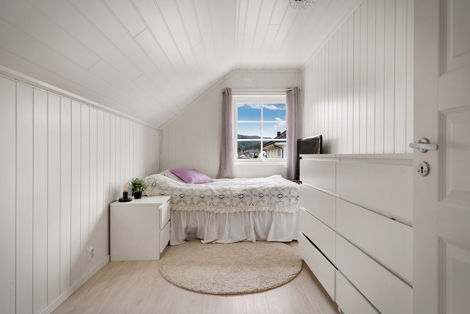 Alle soverommene er lyse med god vindusflate. Galleribilde