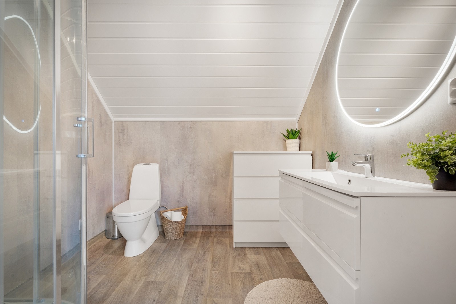 Baderommet er innredet med toalett, dusjkabinett, servant, speil og belysning. Galleribilde