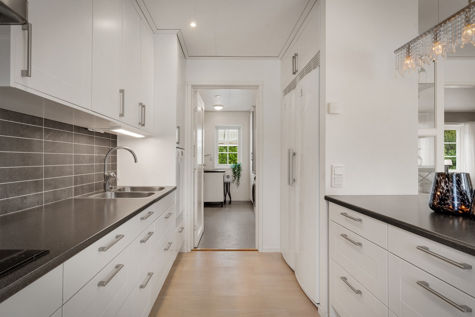 Fra kjøkkenet kommer man til boligens vaskerom. Galleribilde